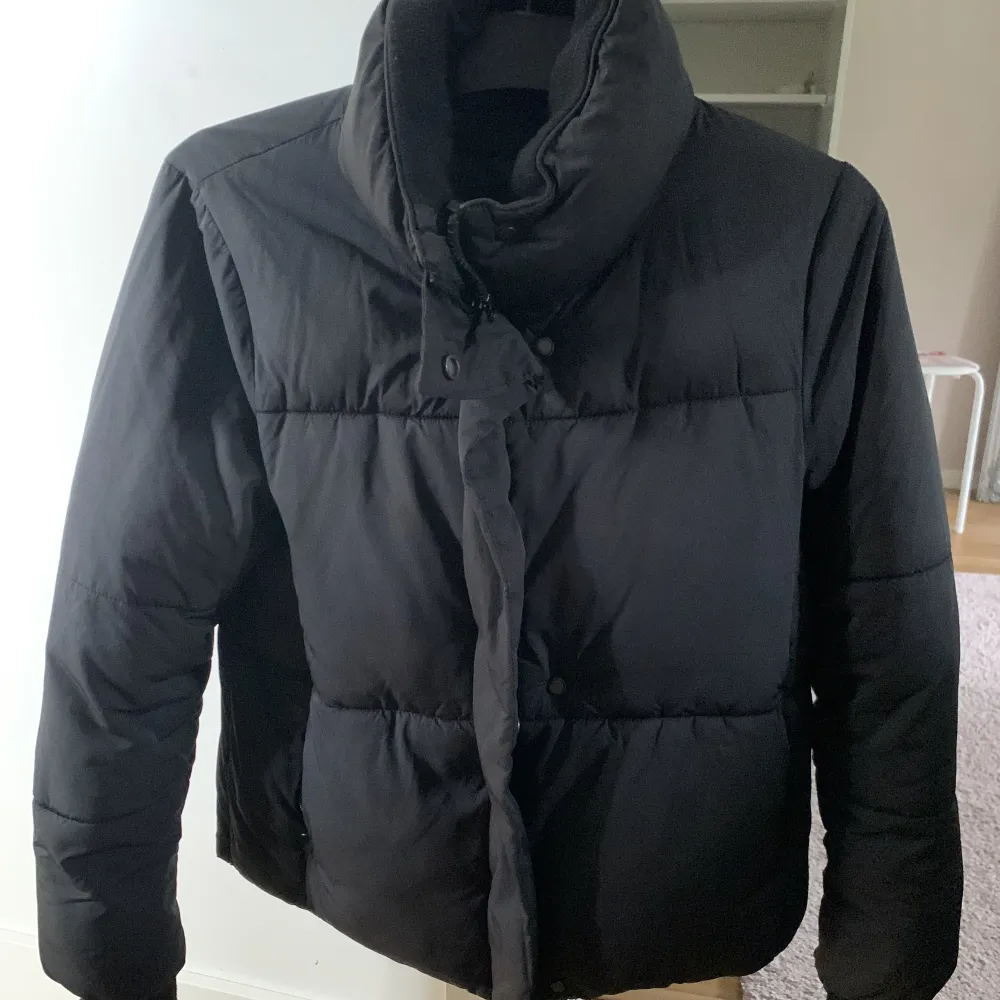 Jättefin och varm vinterjacka som köptes för något år sedan! 200 kr + frakt🫶🏼. Takit.