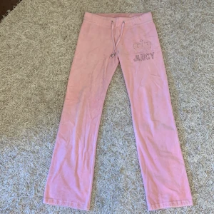 Vintage juicy couture byxor - Innerbenslängd:77cm midjemått:35*2cm (men stretchiga) hel längd:100cm Det står att storleken är L i byxorna men dom är som en xs/s i verkligheten!