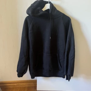 Hoodie  - Svart hoodie. 