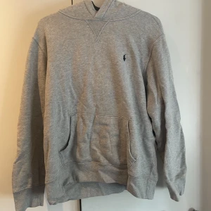 Ralph Lauren Hoodie - Säljer min gamla Ralph Lauren hoodie. Lite skrynklig men inga större fläckar.
