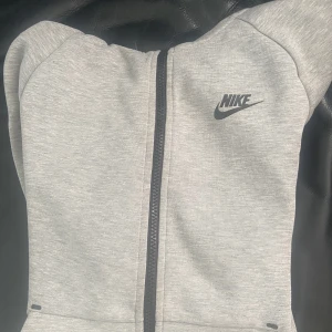 Nike tech fleece - Knappt använd. Storlek xs 