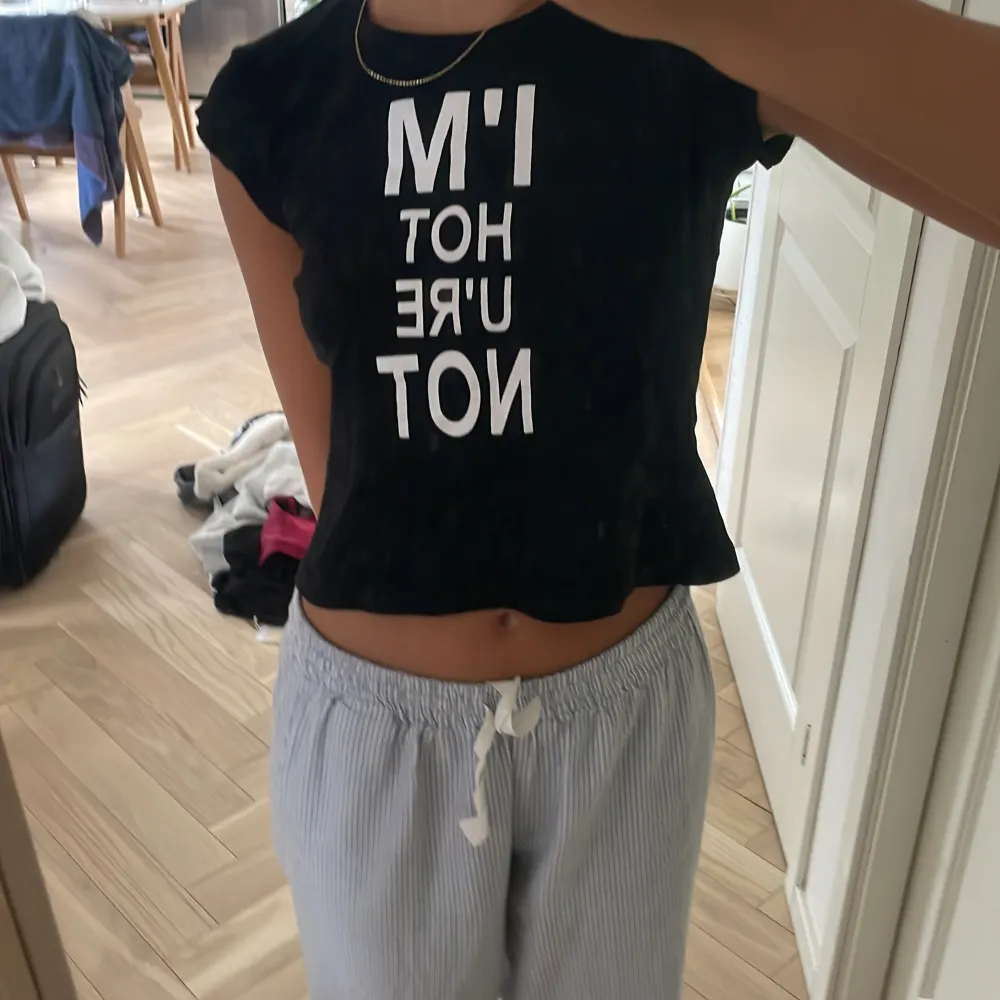 baby tee med motiv på, säljer då den inte kommer till användning. Köpt här på plick💋. T-shirts.