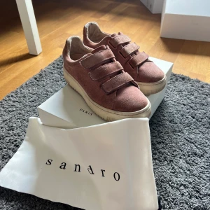 Sandro sneakers - Sandrosneakers i mocka med kardborreband. Dustbag och kartong medföljer! De är is storlek 36 men skulle säga att de fungerar för 36.5 då jag har det