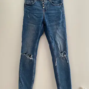 Zara jeans strl 34 med revor. Sparsamt använda 