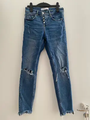 Zara jeans strl 34 med revor. Sparsamt använda 