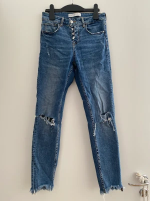 Zara Jeans Strl 34  - Zara jeans strl 34 med revor. Sparsamt använda 