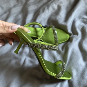 Zara klackar - ”Kitten heels” från ZARA, älskaaaaar dom men använder inte😍😩