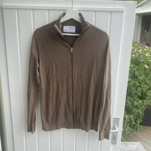 Zip cardigan  - Tja, nu säljer jag min snygga från zip cardigan från selectet Homme😀. Tröjan har ett litet hål(se bild 3). Men det syns knappt när man har på sig den. Annars är tröjan i topp skick. Hör gärna av dig om du har någon fråga mvh/ Hugo😀