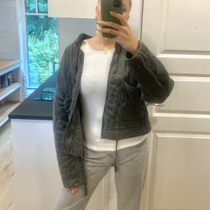 Zara jacka - Sjukt fin jacka från zara🤍🩶 säljer pga köpt en annan. Jätte bra för hösten då den är vadderad och håller värmen🍂 Möts helst upp men kan också posta