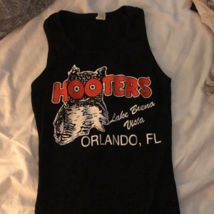Hooters - Säljer denna fett snygga hooters linne i storlek s-xs 💋