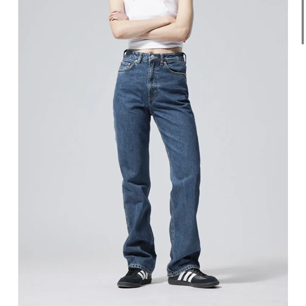 Mörkblå jeans från weekday, modell Rowe straight leg. Skulle säga att dessa är xs/xxs i midjan och långa i benen, bra längd på mig som är ca 165. Säljer då de är för små i midjan 🌸. Jeans & Byxor.