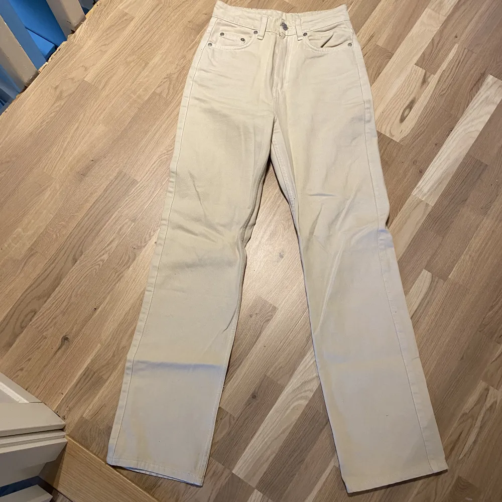 Ljusbeige jeans från weekday i modellen Rowe straight leg. Passar xs/xxs och bra i längd på mig som är ca 165. Säljer då de är för små i midjan . Jeans & Byxor.
