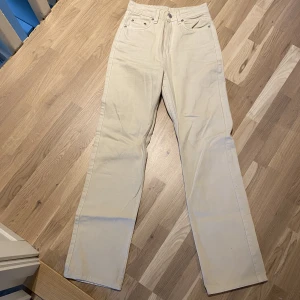 Jeans  - Ljusbeige jeans från weekday i modellen Rowe straight leg. Passar xs/xxs och bra i längd på mig som är ca 165. Säljer då de är för små i midjan 