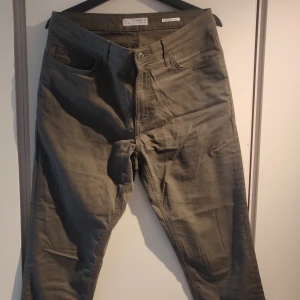 Chinos - Olive - Slimfit - 32*32 - Säljer ett par supersköna slimfit chinos i färgen olive från Cubus, passar perfekt till hösten! Ganska stretchigt material så hur sköna som helst! Nypris runt 300kr