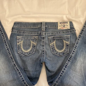 True Religion jeans - Vintage jeans från True Religion - raka och lågmidjade med innerbenslängd 80 cm🤍 (Färgen är som på första bilden)