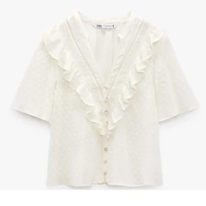 Blus  - Säljer den super söta blusen från zara som är slutsåld, aldrig använd bara testad. Original pris 329