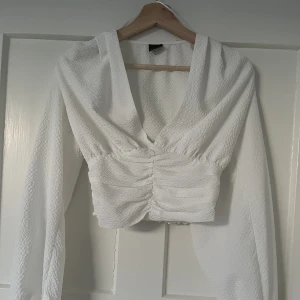 Blus - Vit blus från Gina i st 34. Oanvänd