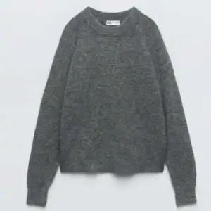 Säljer en super fin grå stickad tröja från Zara🩶Använd få gånger och är i fint skick 🩶 