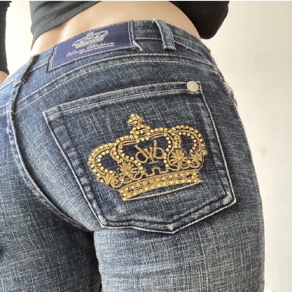 Säljer dessa Victoria Beckham jeans köpta här på Plick. Säljer då jag inte kommer få användning av de. Bilderna är från hon jag köpte de av. Midja: 75 cm. Innerben: 82 cm.. Jeans & Byxor.