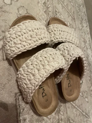 Duffy tofflor  - Säljer mina sandaler ifrån Duffy i strl 37.Helt nya för 350kr. Ordinarie priset är 599kr.