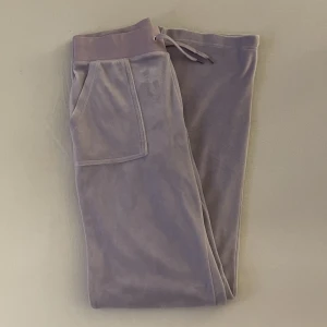 Juicy couture byxor  - Säljer nu mina violetta juicy couture byxor i storlek S. Metall detaljerna på snörena saknas där fram, annars i fint skick!💜