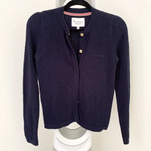 Marinblå Kofta ⚓️ - Marinblå kofta med tryckknappar. Broderat märke på vänster bröst. Storlek XS använd Max 5ggr.