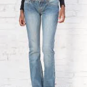 Lågmidjade bootcut jeans - Säljer dessa sjukt snygga jeans från brandy Melville som tyvärr är förstora för mig. Jag har oftast storlek 25 i midjan och är ca 163cm. Tror de skulle passa någon lite längre med större jeansstorlek💋