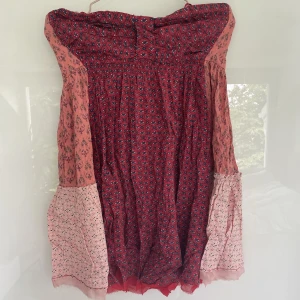 Off shoulder klänning - Säljer denna väldigt fina off shoulder klänningen som är i väldigt bra skick! Vet inte märke eller storlek