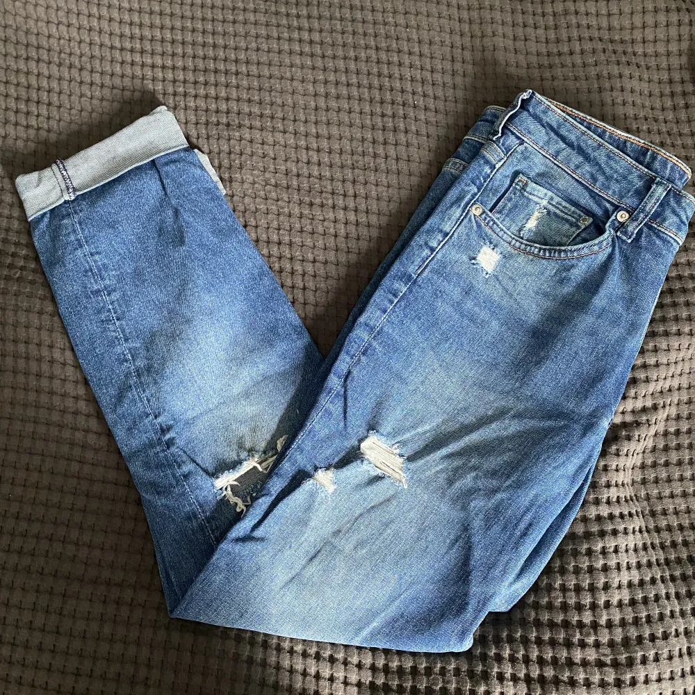 Oanvända jeans från H&M i girlfriend fit.   Köpta för 499kr, säljer för 99kr. . Jeans & Byxor.