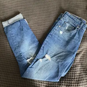 Oanvända jeans från H&M i girlfriend fit.   Köpta för 499kr, säljer för 99kr. 