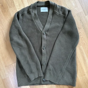 Cardigan THESE GLORY DAYS - En snygg grön cardigan från märket THESE GLORY DAYS, nypris är 900. Den är i så gott som nyskick.