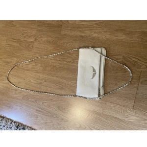 Zadig väska - Förlåt för dålig bild! Säljer denna zadig kopian då jag kände att vit väska inte riktigt va min grej, helt ny och köptes av en tjej här på Plick som köpte den i Spanien ❤️köpte den av henne för 400kr, ser exakt ut som äkta