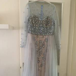 Blå balklänning från Proms & Weddings, använd bara en gång. Original pris: 5000