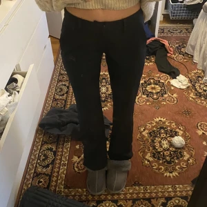 Lågmidjade kostymbyxor - Lågmidjade kostymbyxor från Bikbok. Storlek 34 i petit-modellen. Använda 2 gånger❤️