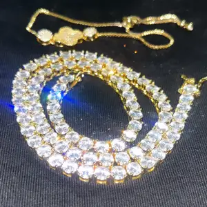 Superfina smycken ✨allt i toppen skick som nya ✨🙌🏽🤍 300kr för båda 