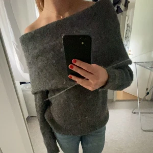 Stickad off shoulder-tröja💕 - En finstickad tröja i mjuk kvalitet köpt från H&M❣️ Varan har inga defekter och är väl omhändertagen och knappt använd💕 Passar storlekarna XS/S