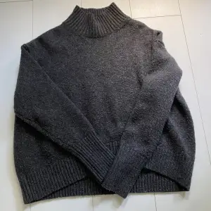 Säljer nu denna stickade tröjan ifrån hm i stolek s, har en hög krage🫶🏻färg mörkgrå! Den sticks inte den är super skön och mjuk, den är ej använd endast testad🫶🏻🤍så inga fläckar eller hål! Säljer för 200kr+frakt 