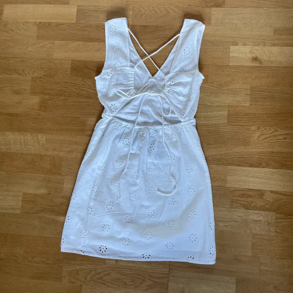 En superfin vit klänning som aldrig är andvänd🤍   Nypris:450kr . Klänningar.