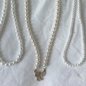 pärlhalsband - de på sidorna- 25 kr/st, fjärilhalsbandet 60kr, alla för 100😽 tror det i mitten är vintage men inte 100 säker