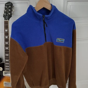 Fleecetröja  - Fleecetröja, använt skick🤎storlek S men skulle säga M! 