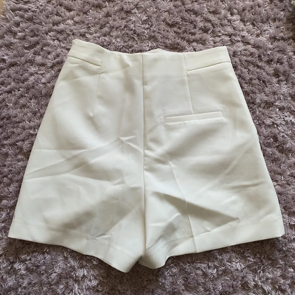 Vita kostym shorts från zara i storlek s med guld detaljer.. Shorts.