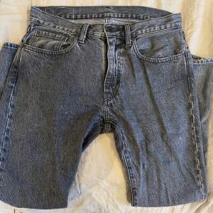 Fina jeans från Levis i storlek 31/30” ✨ I fint skick! Tvättas innan dom skickas om så önskas.