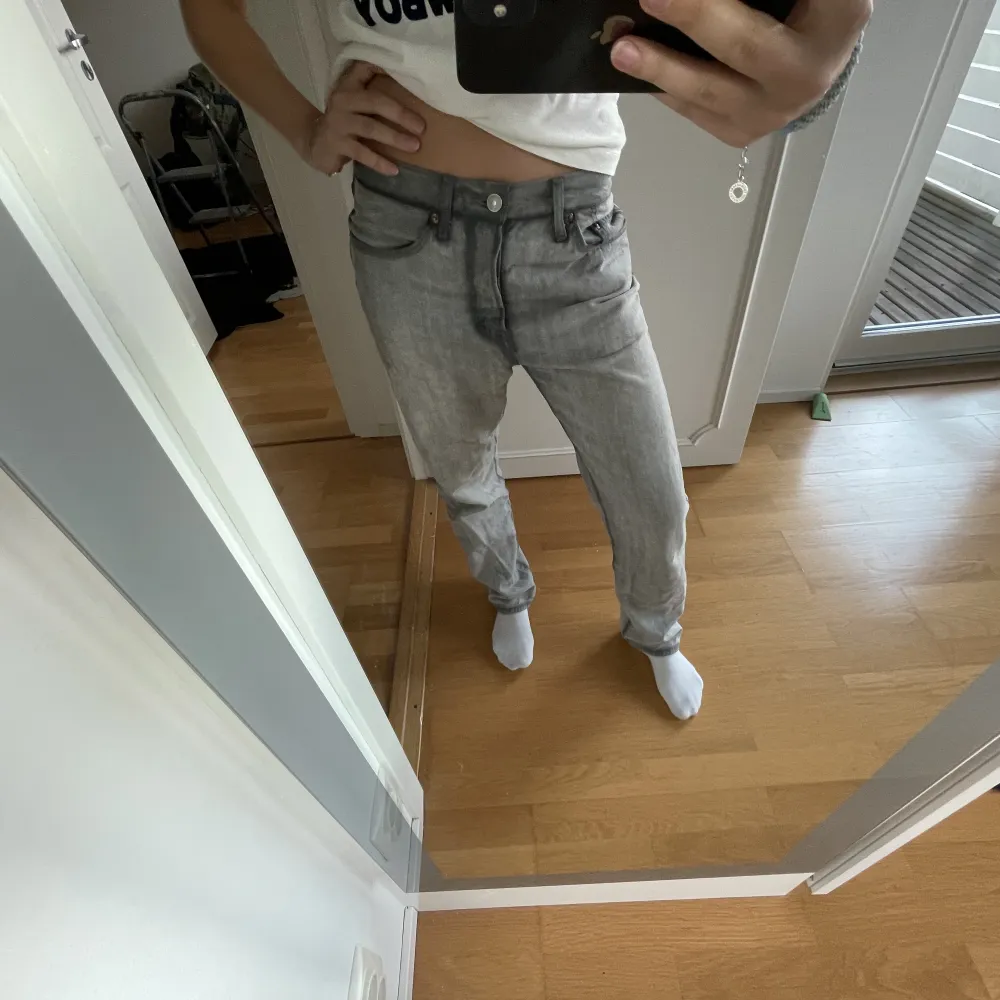 Säjer dessa jeans från Levis i en unik grå färg!!✨dem är as snygga och bekväma✨. Jeans & Byxor.