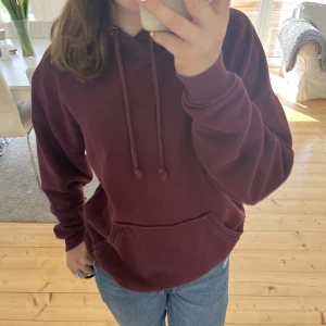 Hoodie - Vinröd hoddie i stl S från Bik Bok