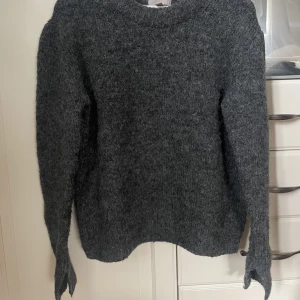 Tröja - Stickad tröja med slits nere vid ärmarna från hm i strl m 🤍frakten är inräknad i priset 