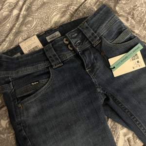 Helt nya oanvända pepe jeans, helt slutsålda på zalando i storlek 25/32, färg 000DDEMIN, skriv för fler bilder💘 ordinarie pris 999kr på zalando. Jag är 160cm💘