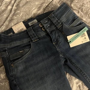 Low waist Pepe jeans  - Helt nya oanvända pepe jeans, helt slutsålda på zalando i storlek 25/32, färg 000DDEMIN, skriv för fler bilder💘 ordinarie pris 999kr på zalando. Jag är 160cm💘