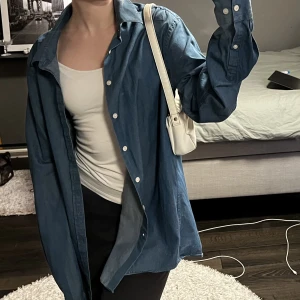 Vintage Tiger of Sweden skjorta - Vintage Tiger of Sweden skjorta, i bra skick. Då det är herrstorlek sitter den oversized på mig. Skulle säga att den nog sitter ungefär likadant på personer med storlek s & m också!