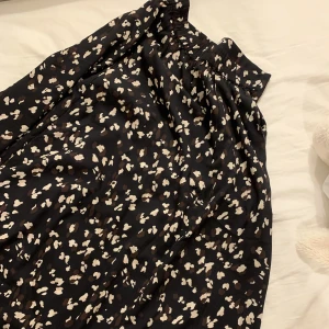 lång mörkblå mönstrad kjol - i väldigt bra skick