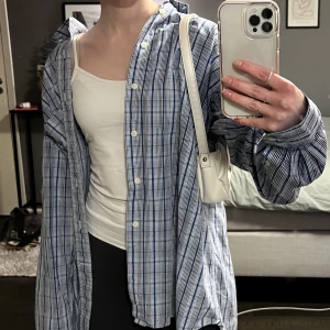 Vintage Peak Performance skjorta - Vintage Peak Performance skjorta, i bra skick. Då det är herrstorlek sitter den oversized på mig. Skulle säga att den nog sitter ungefär likadant på personer med storlek s & m också! 💕
